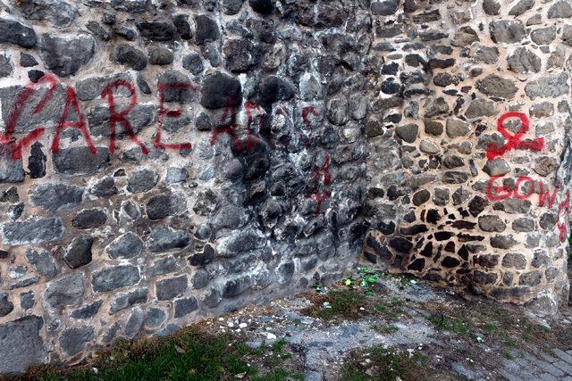 Tarihi Niksar Kalesi'nin surlarındaki yazılar tepki çekti