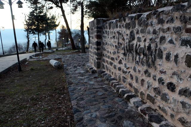 Tarihi Niksar Kalesi'nin surlarındaki yazılar tepki çekti