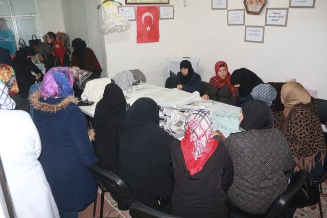 Suriyeli kadınlar açılan kurslarla aile bütçelerine katkı sunuyor