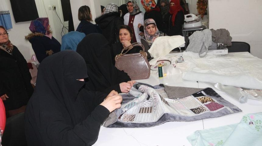 Suriyeli kadınlar a&ccedil;ılan kurslarla aile b&uuml;t&ccedil;elerine katkı sunuyor