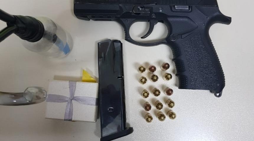 Yol kontrol uygulamasında ruhsatsız tabanca ve uyuşturucu ele ge&ccedil;irildi