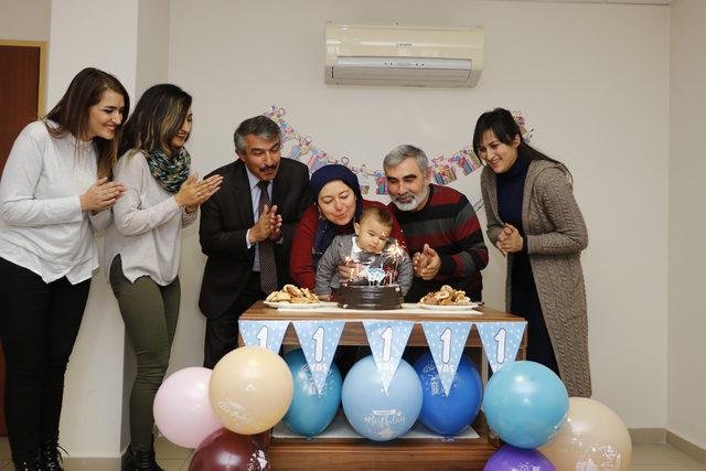 Sahiplendikleri bebeğin yaş günü heyecanı, evlilik yıl dönümlerini unutturdu