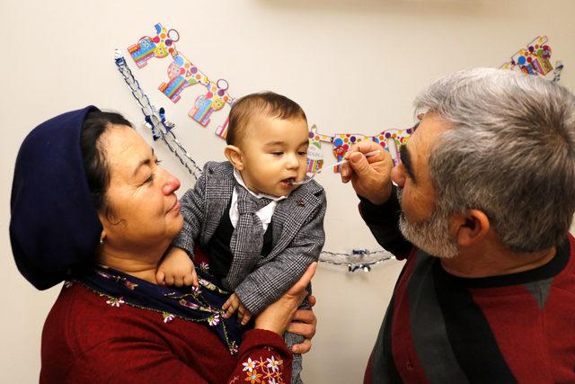 Sahiplendikleri bebeğin yaş günü heyecanı, evlilik yıl dönümlerini unutturdu