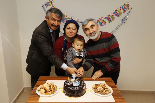 Sahiplendikleri bebeğin yaş günü heyecanı, evlilik yıl dönümlerini unutturdu