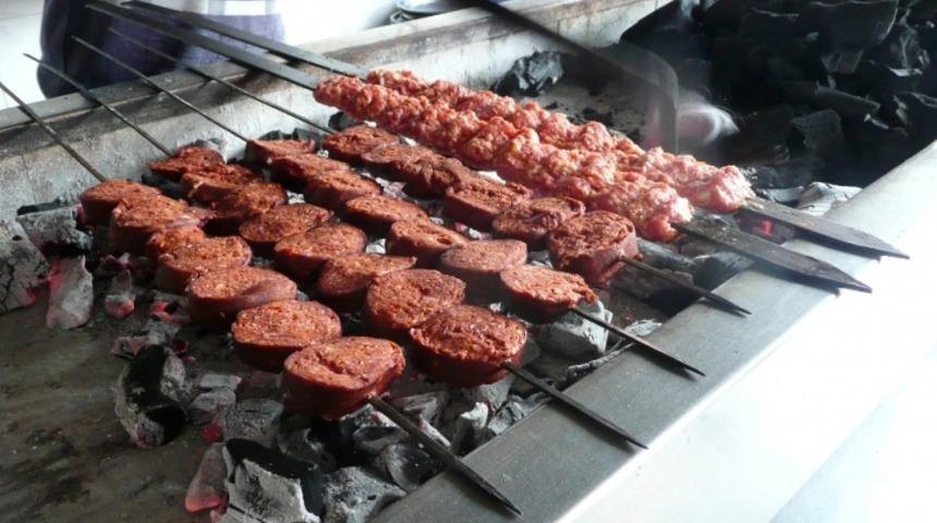 Karın Keyfini İkiye Katladı: Dumanı &Uuml;st&uuml;nde T&uuml;ten Sucuk Ekmek!