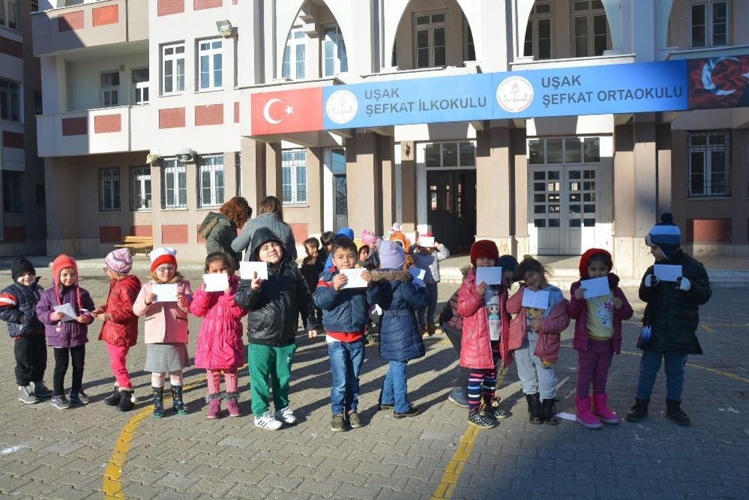 Uşaklı minikler sevdiklerine yılbaşı kartı g&ouml;nderdi
