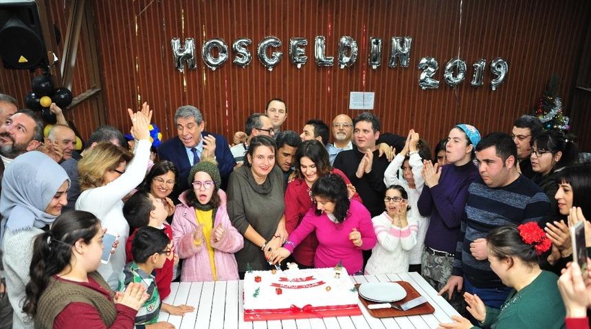 Bal&ccedil;ova&rsquo;da engelli vatandaşlar yeni yıl partisinde eğlendi