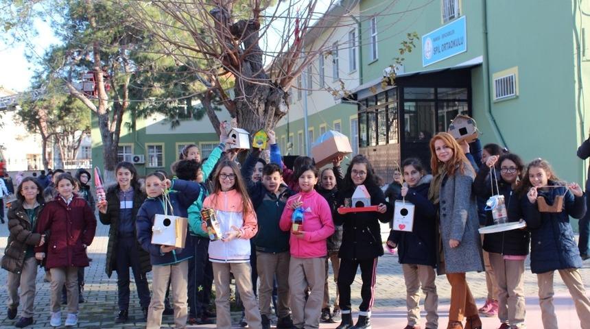 Spil Ortaokulu öğrencileri kuşlara umut oldu