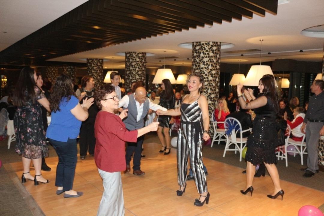 Marmaris&rsquo;te diyaliz hastaları erken yeni yıl kutlaması yaptı