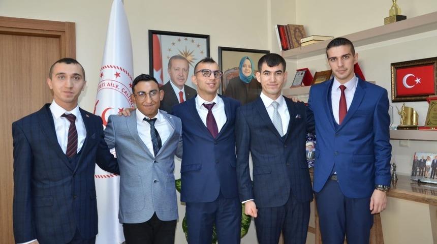 Devlet rehabilitasyon merkezindeki 5 &ccedil;ocuğun daha elinden tuttu