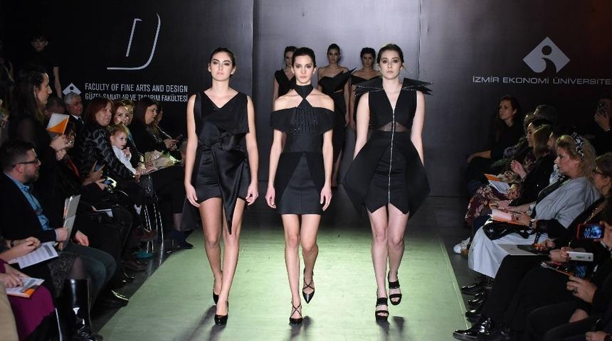 Modacı &ouml;ğrencilerin defilesine b&uuml;y&uuml;k ilgi