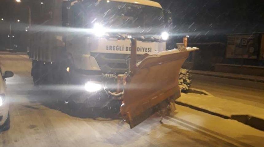 Ereğli Belediyesi karla m&uuml;cadele &ccedil;alışmalarını s&uuml;rd&uuml;r&uuml;yor