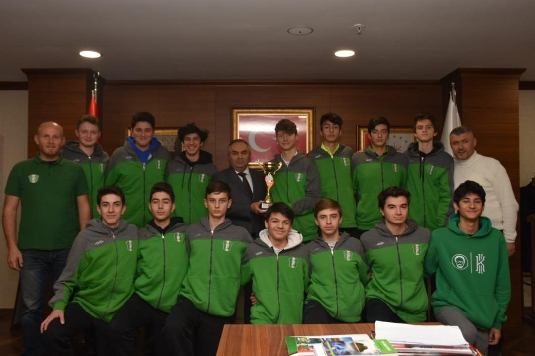 Başkan Ay Şampiyon basket&ccedil;ileri ağırladı