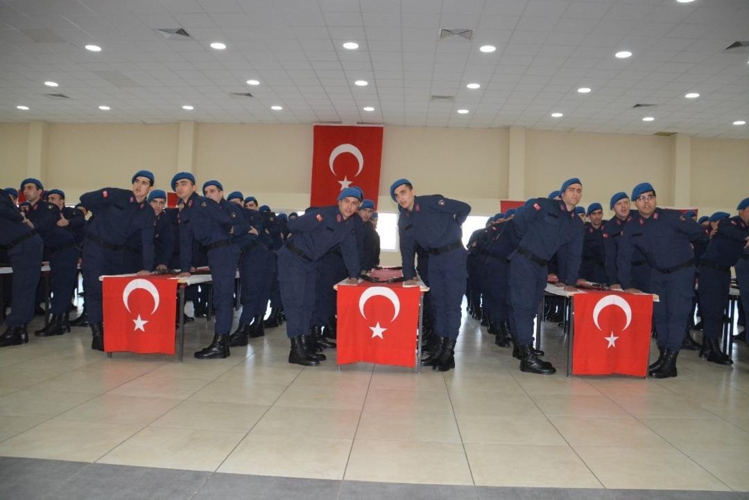 Aliağa&rsquo;da 373. kısa d&ouml;nem erlerin yemin t&ouml;reninde duygu dolu anlar