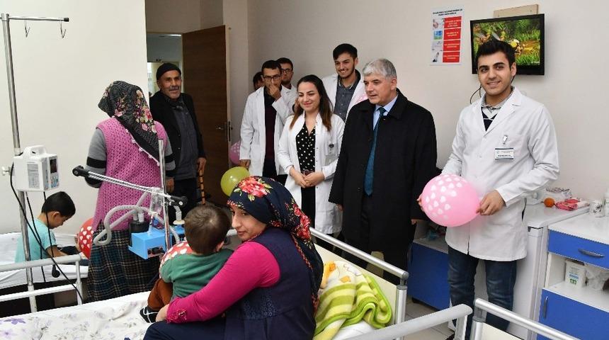 Tıp fak&uuml;ltesi &ouml;ğrencilerinden hasta &ccedil;ocuklarla bir araya geldi
