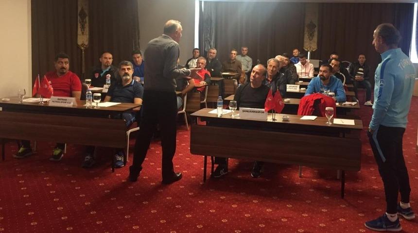 Diyarbakır&rsquo;da kaleci antren&ouml;rlerine eğitim verildi