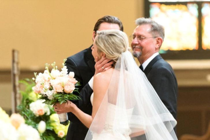 Düğünde ölen babasıyla yürüdü! G2