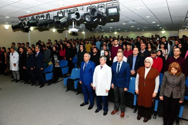 Tıp fakültesi öğrencilerine beyaz önlük giydirildi