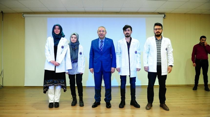 Tıp fak&uuml;ltesi &ouml;ğrencilerine beyaz &ouml;nl&uuml;k giydirildi