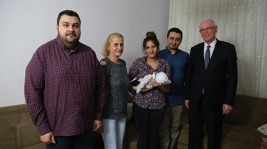 Başkan Kurt Umut bebeği ziyaret etti