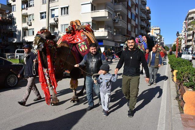 Kumluca caddeleri şampiyon deveeri ağırladı