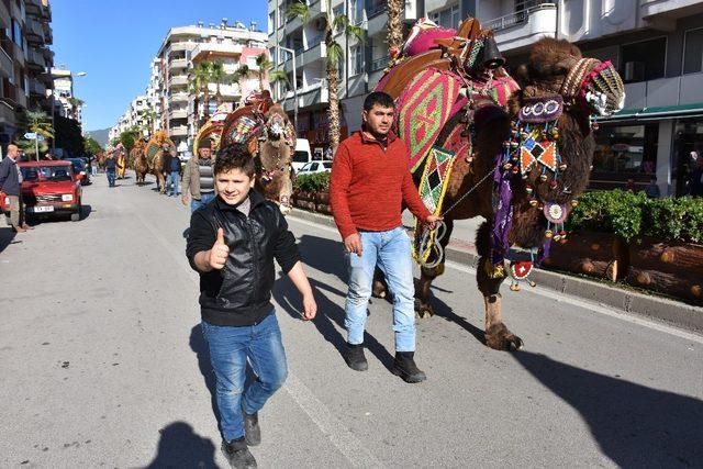 Kumluca caddeleri şampiyon deveeri ağırladı