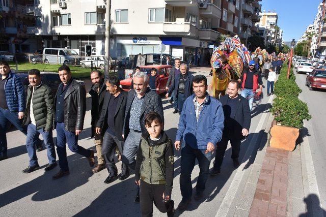 Kumluca caddeleri şampiyon deveeri ağırladı