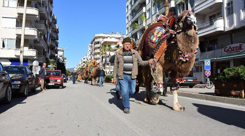 Kumluca caddeleri şampiyon deveeri ağırladı