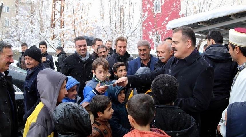Vali Akbıyık, &ouml;ğrencilere kitap hediye etti