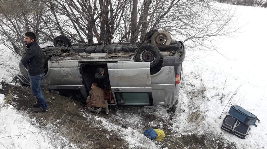 İnşaat iş&ccedil;ilerini taşıyan minib&uuml;s şarampole devrildi: 4 yaralı