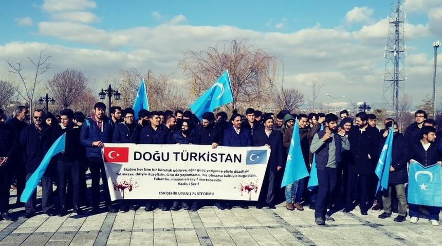 &Ouml;ğrenciler Doğu T&uuml;rkistan&rsquo;daki zulm&uuml; haykırdı