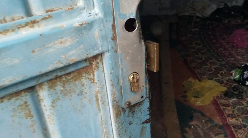 Hırsızlar, girdikleri iş yerinde demir malzemeleri &ccedil;aldı