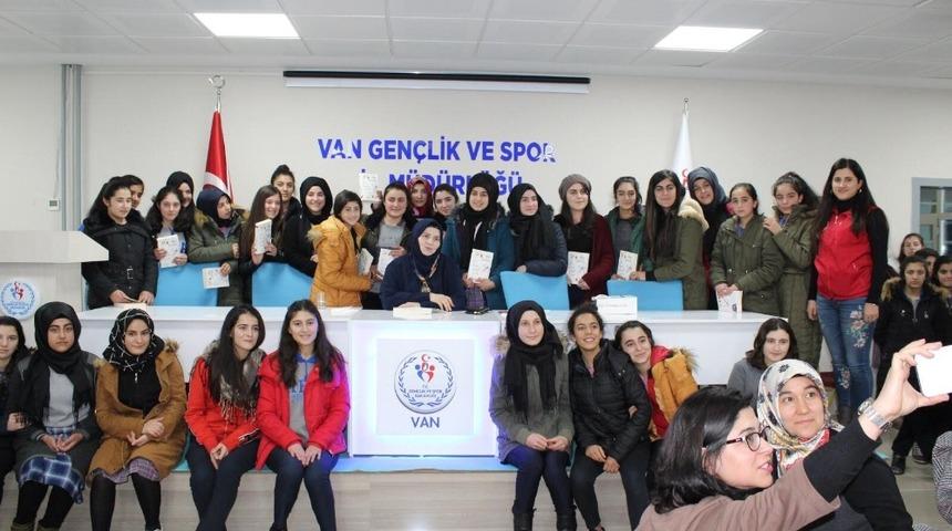 Emine Şenlikoğlu, Vanlı gen&ccedil;lerle buluştu