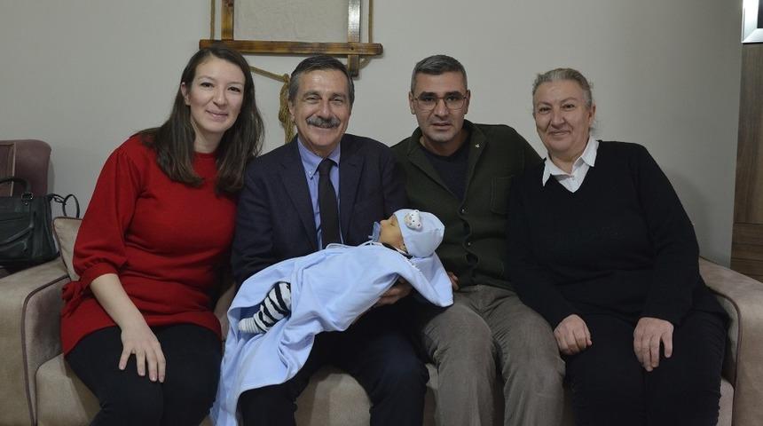 Başkan Ata&ccedil;, &lsquo;Hoş Geldin Bebek&rsquo; ziyaretlerini s&uuml;rd&uuml;r&uuml;yor