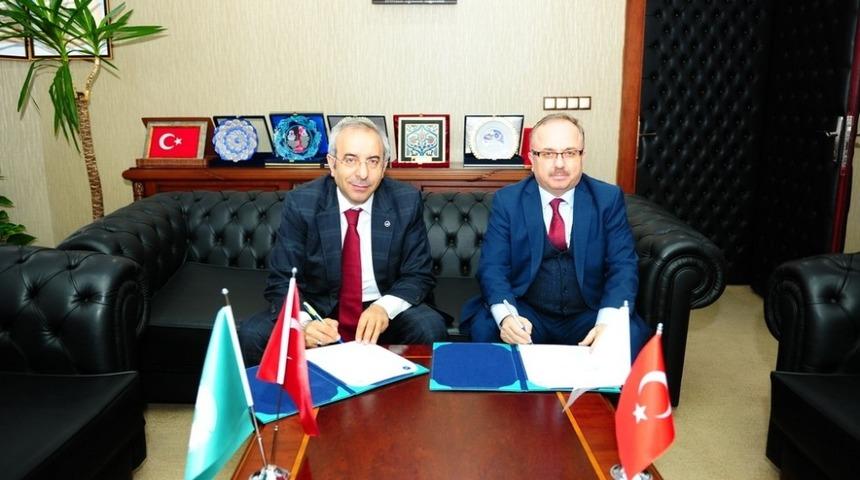 Van&rsquo;da &ldquo;T&uuml;rkiye&rsquo;nin K&uuml;lt&uuml;r Diplomasisi ve Maarif Vakfı&rdquo; sempozyumu