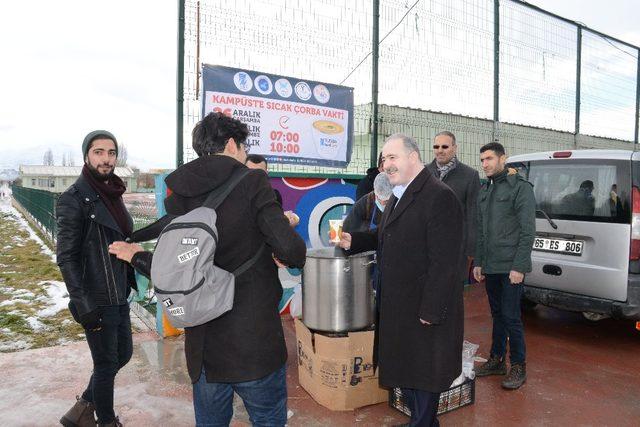 Tuşba Belediyesinden öğrenci ve hasta yakınlarına sıcak çorba