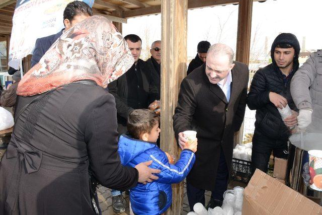 Tuşba Belediyesinden öğrenci ve hasta yakınlarına sıcak çorba