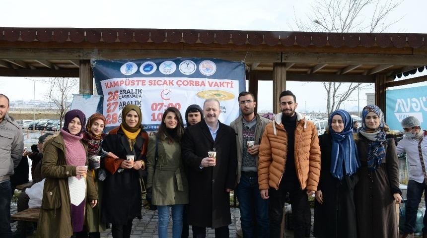 Tuşba Belediyesinden &ouml;ğrenci ve hasta yakınlarına sıcak &ccedil;orba