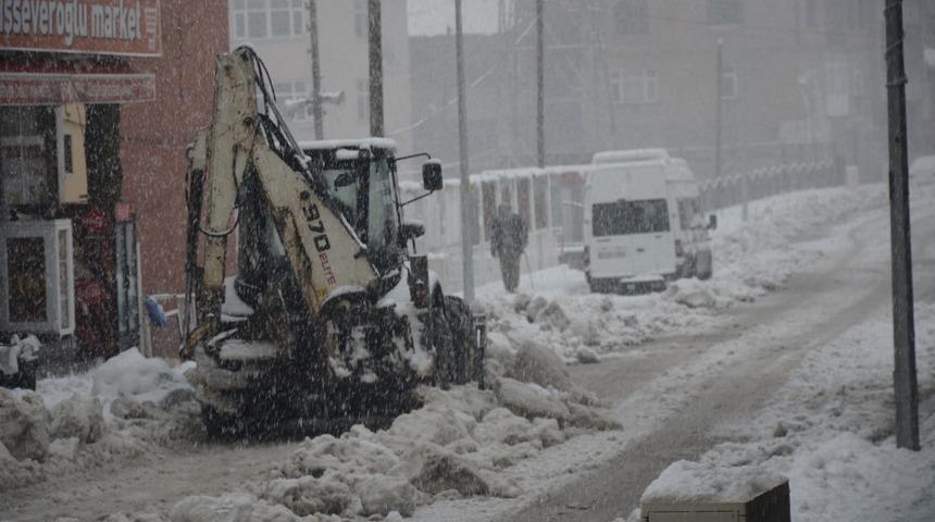 Beyt&uuml;şşebap&rsquo;ta kar yağışı etkisini s&uuml;rd&uuml;r&uuml;yor