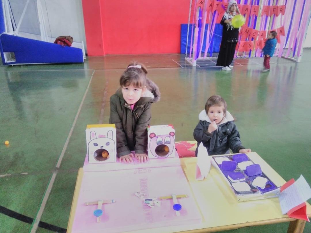 Miniklerin atık malzemelerden yaptıkları sergi yoğun ilgi g&ouml;rd&uuml;