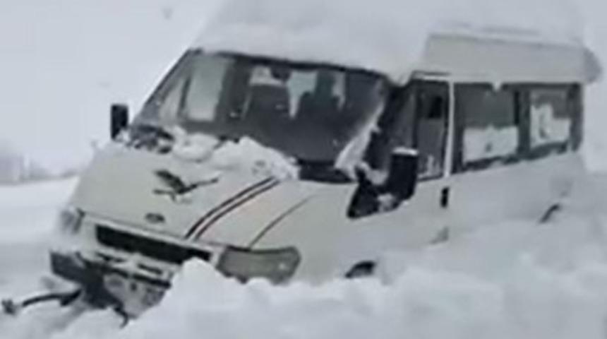 Kara saplanan minib&uuml;s kurtarıldı