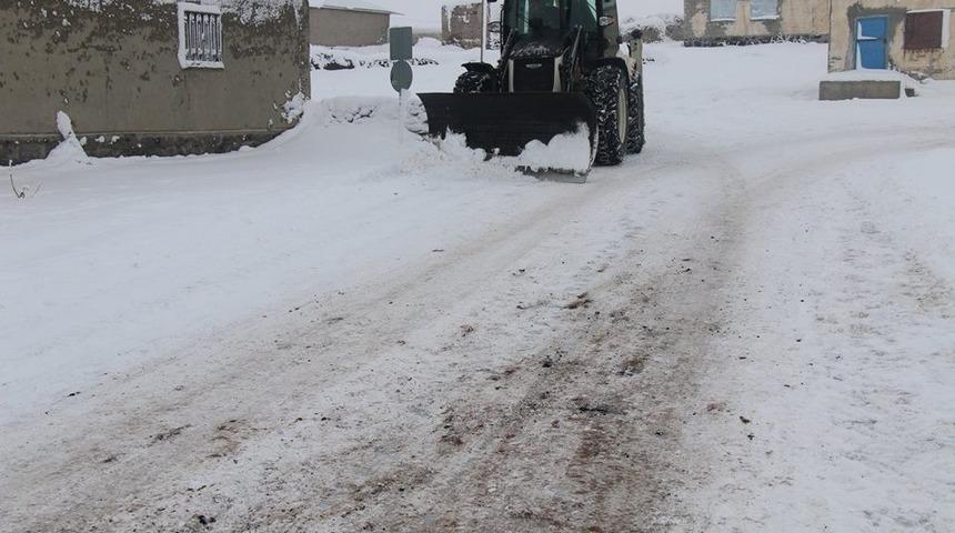 &Ouml;zalp Belediyesinden kar temizle &ccedil;alışması