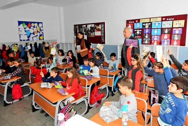 Çeşme’de miniklere yılbaşı sürprizi