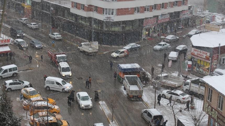 Van&rsquo;da yoğun kar yağışı