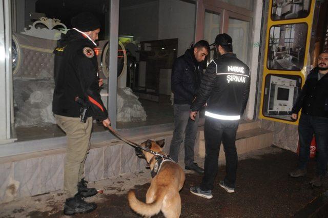 Cizre’de Narkotik Polislerinin uyuşturucu denetimi gece de devam etti