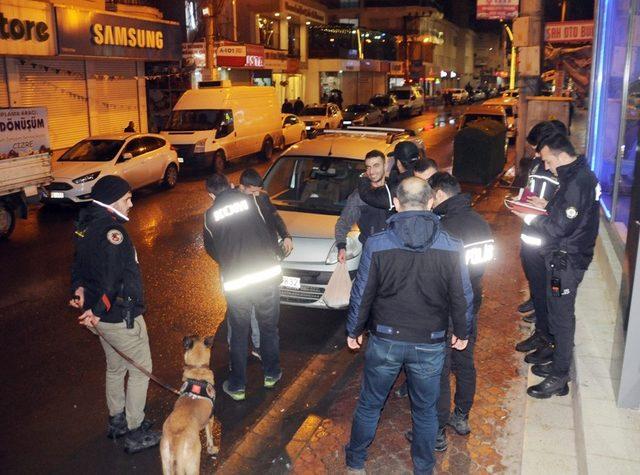 Cizre’de Narkotik Polislerinin uyuşturucu denetimi gece de devam etti