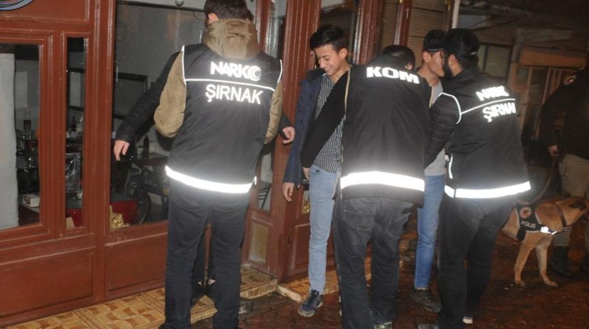Cizre’de Narkotik Polislerinin uyuşturucu denetimi gece de devam etti