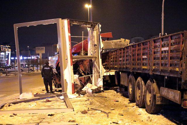 Reklam panosuna çarpan TIR'ın sürücüsü ağır yaralandı