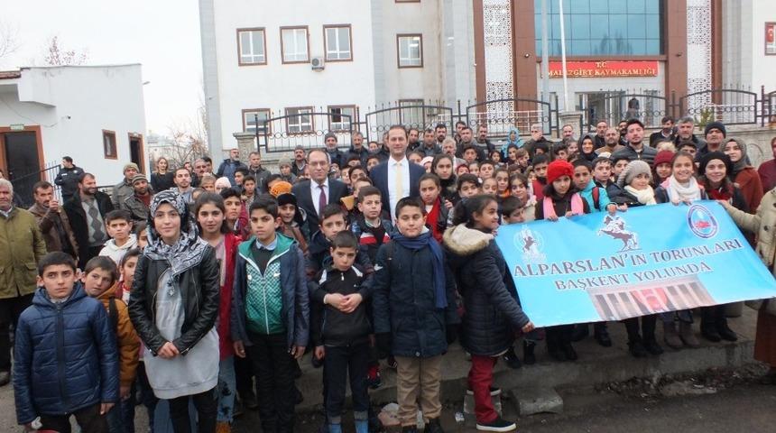 Malazgirtli öğrenciler Ankara’ya uğurlandı