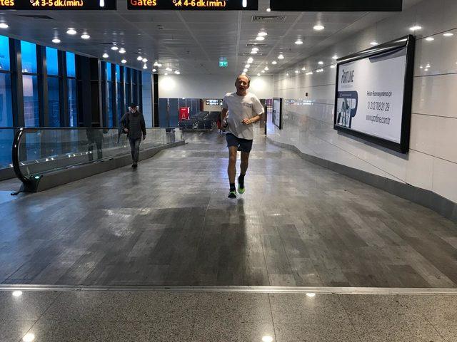 Atatürk Havalimanı'nda Sloven profesörden boş vakit koşusu